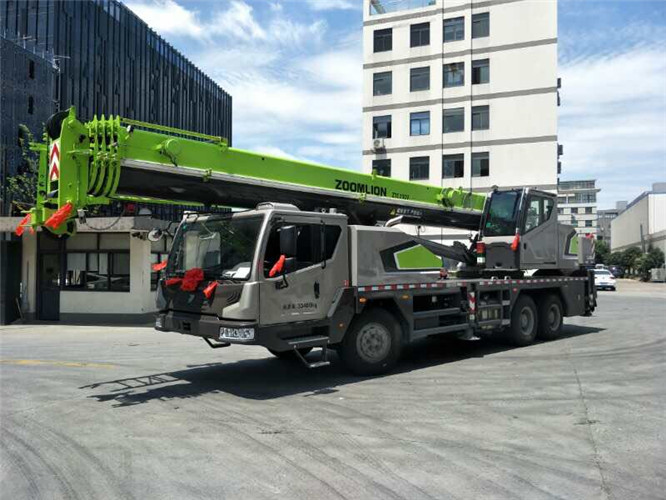 兴化市跨街广告牌的高空安装注意事项